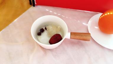 桂圆、大枣、银耳，提前泡至发