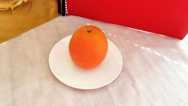 选取一个稍大一点的橙子