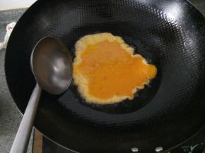 大雁蛋搅打均匀热油锅炒熟盛出备用