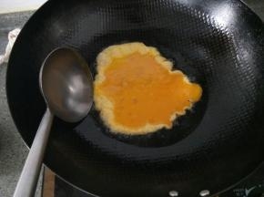 大雁蛋搅打均匀热油锅炒熟盛出备用