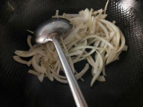 再起油锅，放洋葱下去翻炒