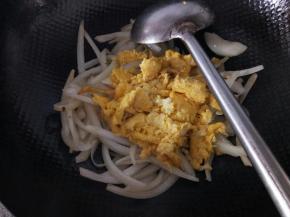 加入炒好的雁蛋一起翻炒