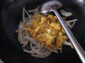 加入炒好的雁蛋一起翻炒