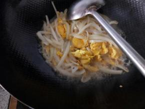 喜欢吃软的口感的就稍微加一点水煮一下，喜欢吃脆的就直接再翻炒一会儿出锅就行。临出锅加点盐。