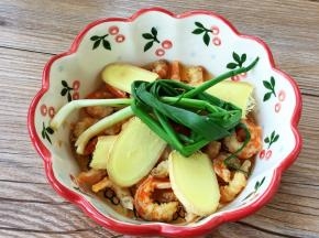 将虾米放入碗中，加入没过虾米的花雕酒，姜、香葱结，锅上汽后蒸十五分钟。