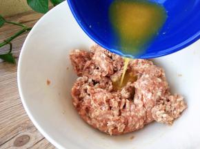 肉馅加盐、白胡椒粉顺一个方向搅拌均匀，加入姜粉调制的水，一点点加入，并不断搅拌至肉馅上劲。