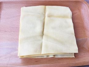 千张切约十厘米见方的块，虾米剩最后五分钟时，将千张放入蒸屉一起蒸制五分钟，为让千张回软，更容易包制。