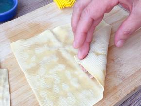 折起底边的一角。