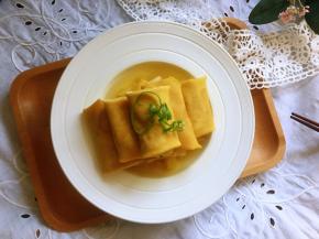 鸡汁千张包，清淡中有虾米的鲜香，肉香与海鲜融合的恰到好处，是一道下酒或配米饭都可以的菜肴。