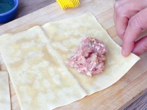 取一些肉馅，放在千张的底边处。