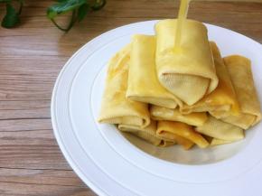 千张包码盘中，淋上鸡汁。