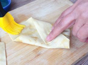 两边往中间对折，最后一个角处刷适量蛋清，卷起，蛋清起到了粘合的作用。