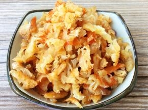 虾米蒸好，用手撕成小碎块。