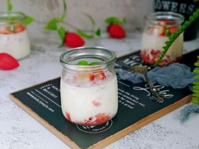 简单易学的草莓布丁。