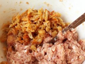 加入虾米碎拌匀。