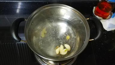 锅里放入清水，加入少许盐和姜片，蒜头，料酒
