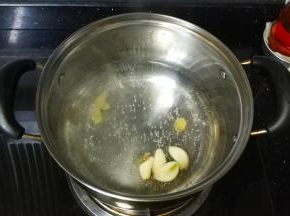 锅里放入清水，加入少许盐和姜片，蒜头，料酒