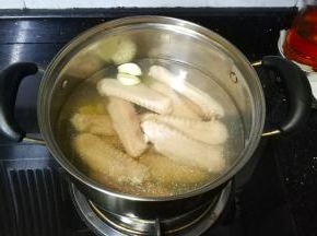 煮沸后将鹅翼放进去