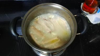 鹅翼煮熟后将其捞起
