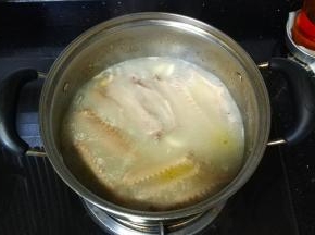 鹅翼煮熟后将其捞起