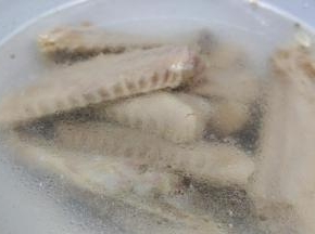 放入冻的纯净水，冲洗表面油分后将鹅翼码入盒子里

