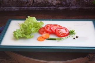  准备一下蔬菜，生菜清洗干净，撕成小朵，番茄切片备用。 喜欢什么蔬菜都可以随意添加。