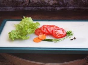  准备一下蔬菜，生菜清洗干净，撕成小朵，番茄切片备用。 喜欢什么蔬菜都可以随意添加。