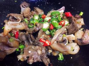 放入辣椒翻炒片刻