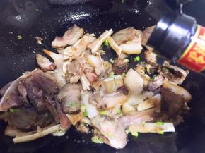 放入生抽翻炒片刻