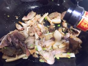 放入生抽翻炒片刻