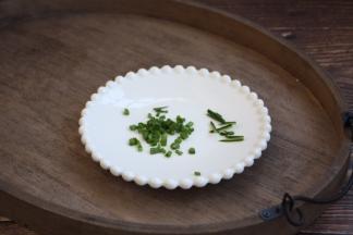 小香葱切成葱花，黄瓜皮切成小小的细丝。