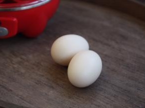 将鸡蛋清洗干净。
