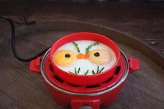 用黄瓜皮丝做水草，葱花做装饰，吐泡泡的鱼，可爱吧。