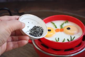 小鱼鱼该吃食了，给它们喂点芝麻盐吧。 
可以用芝麻盐或者其它的你喜欢的料蘸着吃。