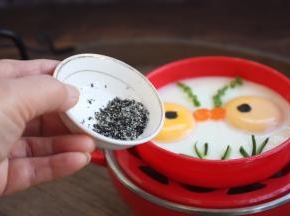 小鱼鱼该吃食了，给它们喂点芝麻盐吧。 
可以用芝麻盐或者其它的你喜欢的料蘸着吃。