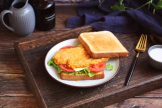 可以品尝了，我最喜欢的三明治，做起来超级简单，三五分钟就能轻松搞定。