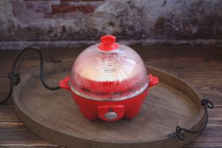 大约10分钟左右，蒸蛋器自动断电，鸡蛋就蒸好了。