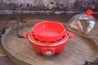 放上蒸蛋器的蒸蛋盘。