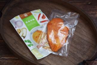 提前将太阳谷蒸烤鸡胸一袋从冰箱冷冻室里拿出来，自然解冻。