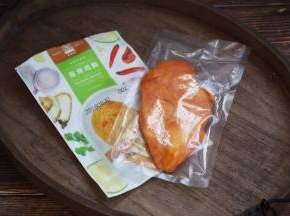 提前将太阳谷蒸烤鸡胸一袋从冰箱冷冻室里拿出来，自然解冻。
