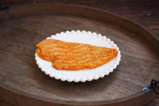 将解冻好的蒸烤鸡胸肉放在微波炉里，加热一分钟，然后拿出来备用。