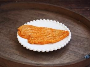 将解冻好的蒸烤鸡胸肉放在微波炉里，加热一分钟，然后拿出来备用。