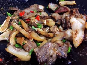 撒蒜末炒匀出锅