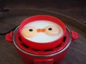 小心打开蒸蛋器的盖儿。
将圆形的胡萝卜做嘴巴，海苔做鱼的眼睛装饰一下。
