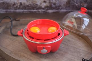 磕入两只鸡蛋。