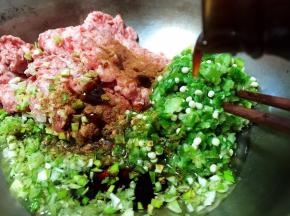 放入蚝油