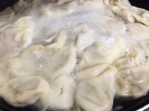 全部包完，水开煮熟饺子