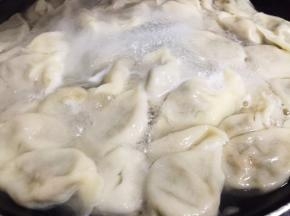 全部包完，水开煮熟饺子
