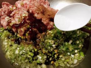 放盐后搅拌均匀