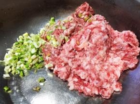 猪肉和大葱分别剁碎